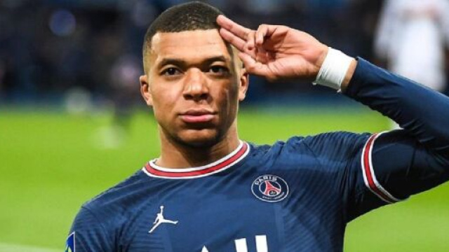 Kylian Mbapp&eacute; tr&egrave;s amaigri &agrave; son retour de vacances, les fans s'inqui&egrave;tent (capture YouTube)