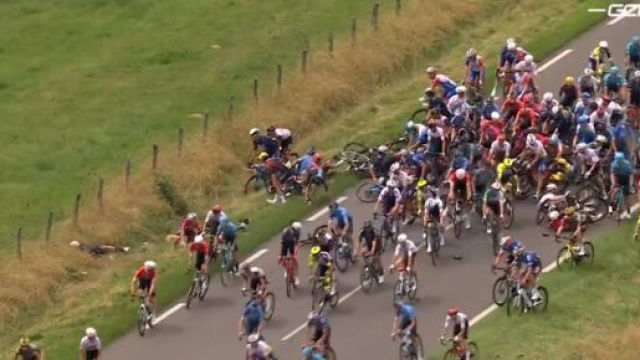 Tour de France, la maxicaduta avvenuta all'inizio dell'ottava tappa