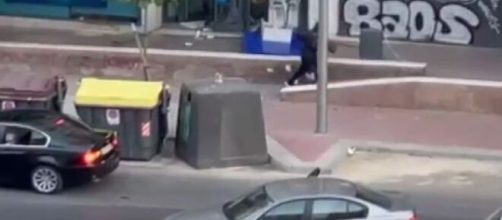 Im&aacute;genes de como los asaltantes del cajero de Madrid fueron perdiendo billetes en su huida (Twitter/@la_elipa)