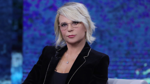 Maria De Filippi in vacanza con la famiglia: conduttrice in grande forma.