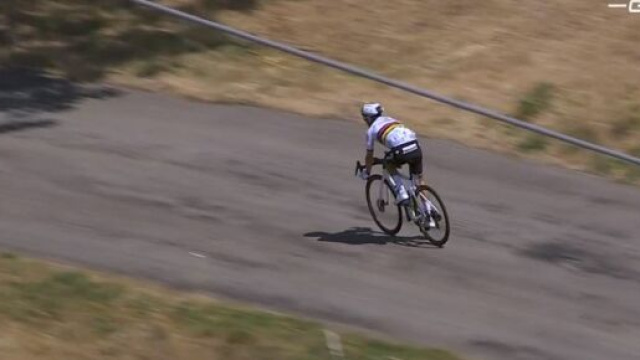 Ciclismo, Julian Alaphilippe all'attacco al Tour de l'Ain.