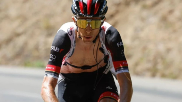 Ciclismo, George Bennett bloccato da un incidente al deragliatore durante il Tour de l'Ain.