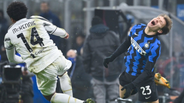 Il centrocampista dell'Inter Niccolo Barella in uno scontro di gioco con lo juventino Weston McKennie.