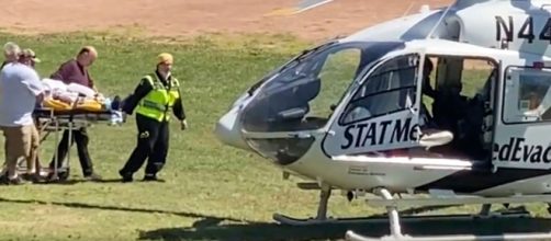 La vida del novelista Salman Rushdie est&aacute; en peligro tras sufrir un ataque mortal en Chautauaqua en Nueva York (Captura de v&iacute;deo)