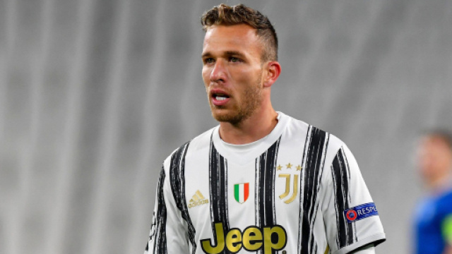 Juventus, tolto il numero ad Arthur.