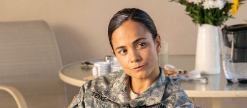 Alice Braga viveu uma militar em 'We Are Who We Are' (Yannis Drakoulidis/HBO)