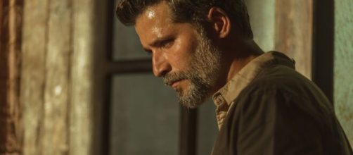 Bruno Gagliasso interpreta um policial na serie 'Santo' (Manolo Pav&oacute;n/Netflix)