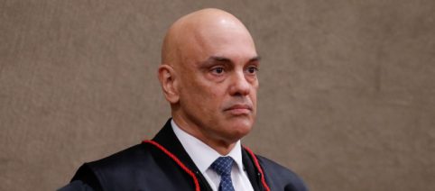 Moraes discursa em favor das urnas eletrônicas, e Bolsonaro não aplaude