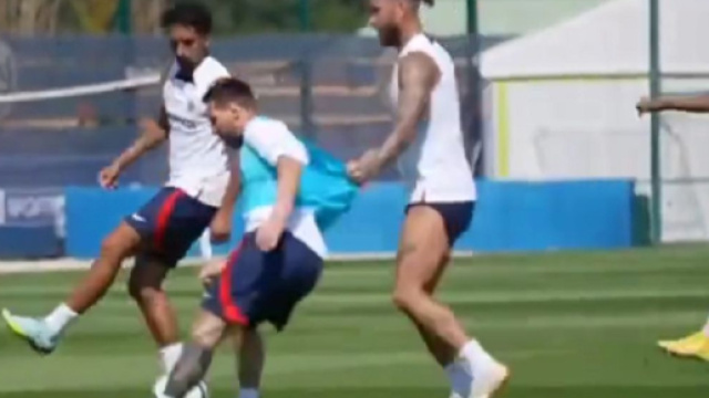 La passe 'aveugle' de Lionel Messi pour Kylian Mbapp&eacute; affole Twitter (capture YouTube)