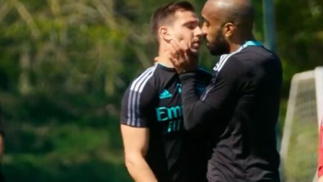 Lacazette et Cedric proches de se battre. (cr&eacute;dit Prime Video)