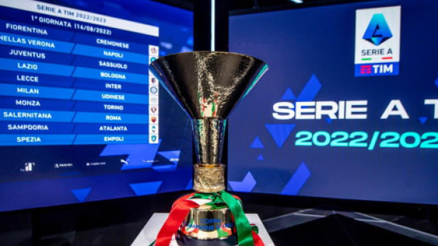In foto il trofeo della Serie A alla presentazione dei calendari 22/23.