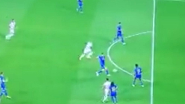 OL-Troyes : L'erreur monumentale d'Adil Rami sur le but de Lacazette fait le buzz (capture YouTube)