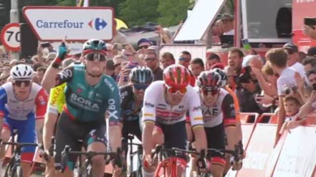 Vuelta Espana, la volata di Sam Bennett nella seconda tappa