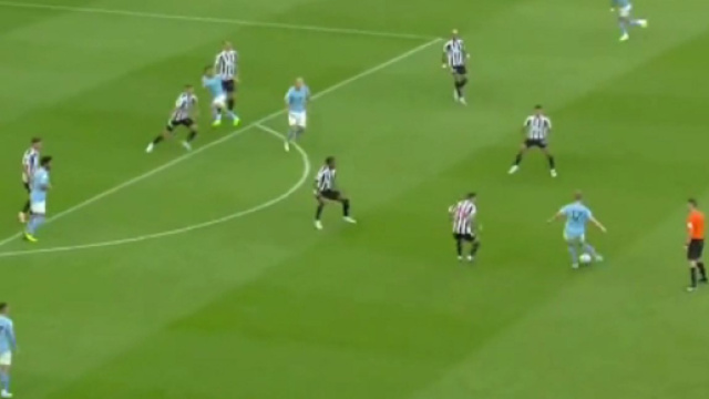 La passe d&eacute;cisive 'chirurgicale' de Kevin De Bruyne r&eacute;gale les fans (capture YouTube)