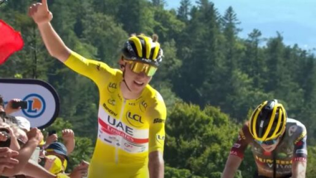 Ciclismo, Tadej Pogačar vittorioso nella tappa di La Planche des Belles Filles.