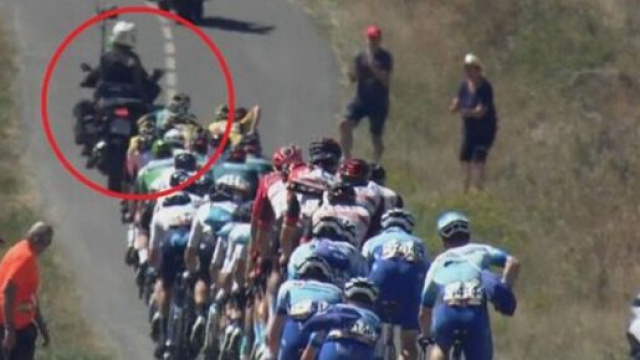 Ciclismo, il gruppo in scia alla moto della tv alla Vuelta Espana.