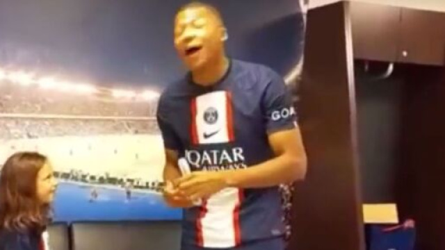 Kylian Mbapp&eacute; avec Camille, 8 ans, grand fan du g&eacute;nie fran&ccedil;ais. (cr&eacute;dit Twitter)