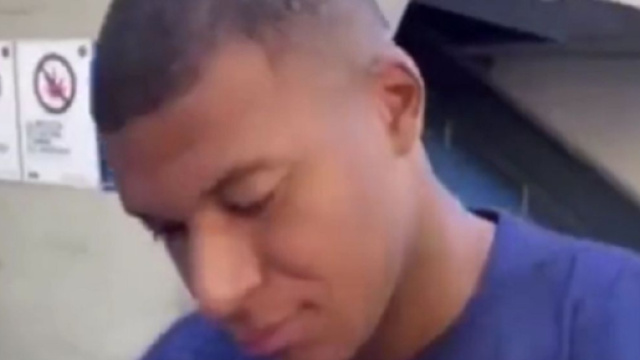 La r&eacute;action de Kylian Mbapp&eacute; quand un fan du Real Madrid l'interpelle (capture Youtube)