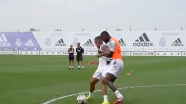 Antonio Rudiger fait parler pour sa d&eacute;fense sur Mariano &agrave; l'entra&icirc;nement du Real Madrid. (cr&eacute;dit Twitter)
