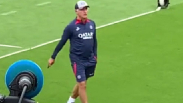 Le 'flow' de Christophe Galtier pour aller saluer Teddy Riner amuse la Toile (capture YouTube))