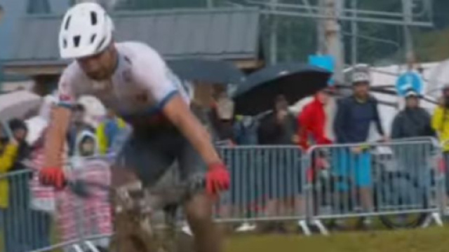 Ciclismo, la caduta di Peter Sagan ai Mondiali di mtb elettriche.