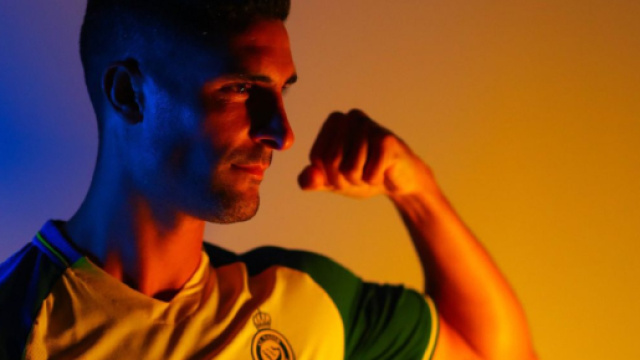 Alvaro Gonzalez signe &agrave; Al-Nassr et se prend pour le rappeur Jul, la photo buzze (capture Twitter officiel @AlNassrFC_EN)