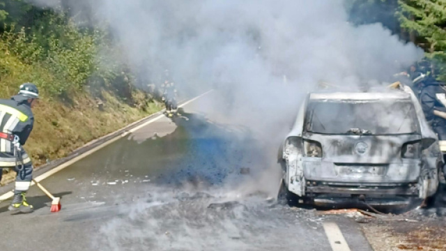 Lamezia Terme, rinvenuto all'interno di una macchina il cadavere carbonizzato di un uomo di 77 anni.