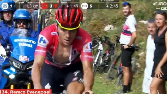 Remco Evenepoel impegnato sulla salita a Les Praeres.