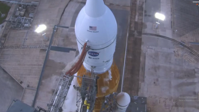 Vista dall'alto del lanciatore SLS poco dopo la cancellazione ufficiale del lancio.