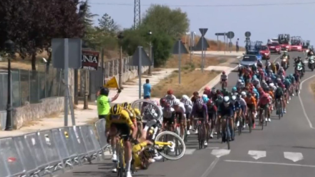 Vuelta Burgos, la caduta nella tappa di Villadiego.