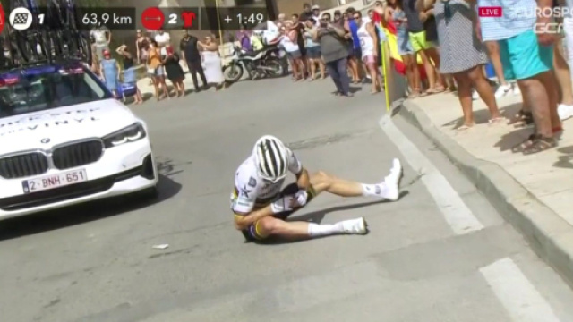 Ciclismo, Julian Alaphilippe caduto e ritirato alla Vuelta Espana