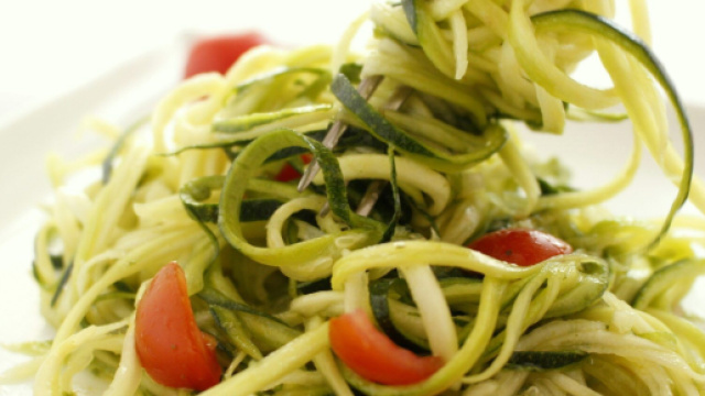 Tre ricette vegane, crudiste e senza glutine a base di spaghetti di zucchina.