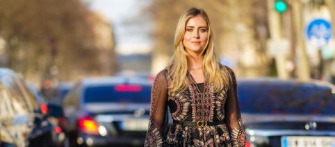 Moda outfit antiage estate 2022: il vestito a fiori e il bikini animalier di Matilde Gioli