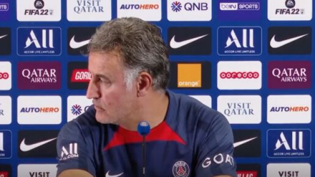 Christophe Galtier agac&eacute; en conf&eacute;rence de presse par du bruit. (cr&eacute;dit Twitter PSG)