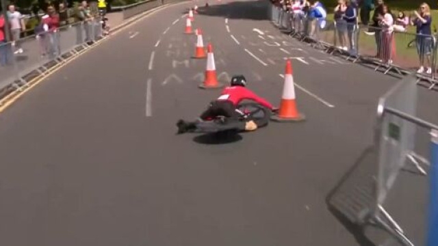 Ciclismo, la caduta di Geraint Thomas ai Commonwealth Games