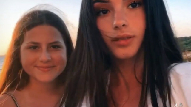 Giulia e Alessia, il giorno dell'ultimo saluto: sulle bare bianche &egrave; stato inciso il nome .