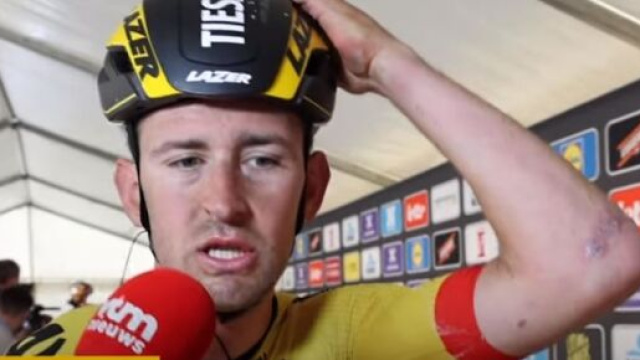 Ciclismo, Tiesj Benoot vittima di un incidente in allenamento.