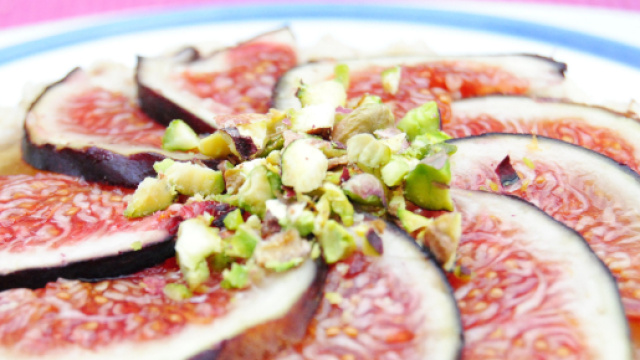 Tre crostate vegane e crudiste con frutta di stagione.