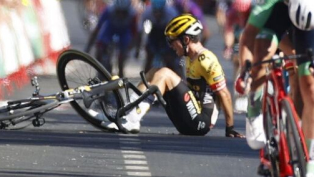 Vuelta Espa&ntilde;a, la caduta di Primož Roglič a Tomares.