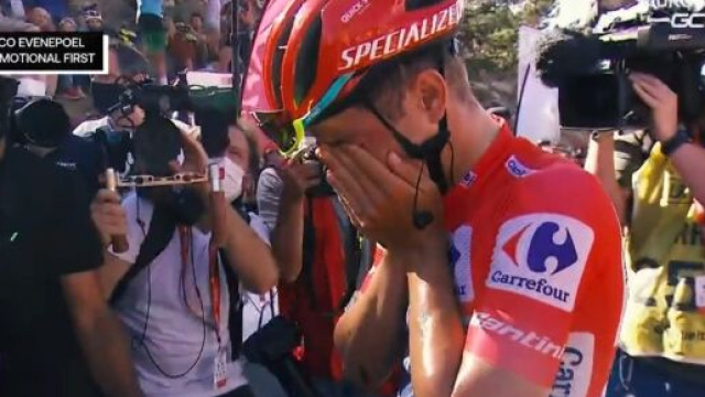 Ciclismo, Remco Evenepoel in lacrime all'arrivo della Vuelta Espana