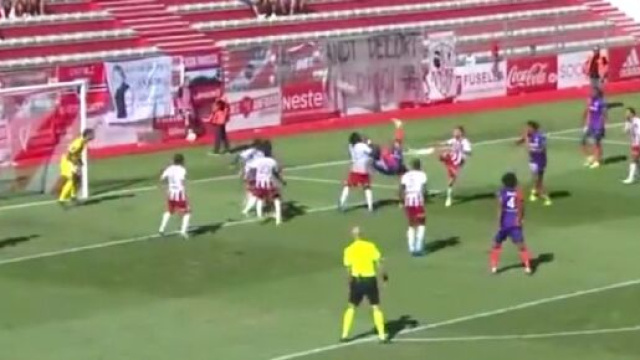 L&rsquo;amortie poitrine-retourn&eacute; acrobatique de Andy Delort face &agrave; Ajaccio (capture YouTube)