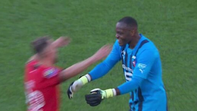 La passe d&eacute;cisive de Steve Mandanda r&eacute;gale les fans (capture YouTube)