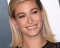 Novità outfit antiage autunno 2022: la giacca di pelle di Hailey Bieber e il gilet lungo