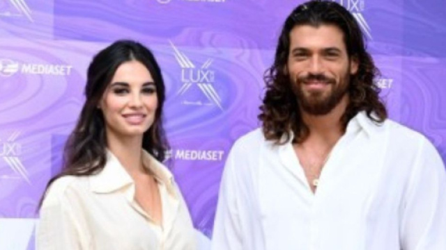 Can Yaman, &egrave; gelo con Francesca Chillemi: lei sbotta e si rifiuta di abbracciarlo (Video).