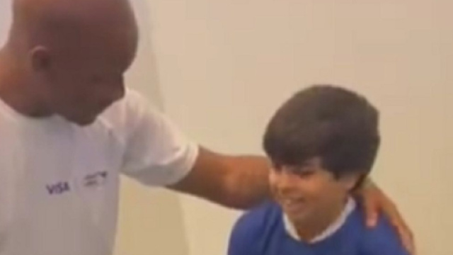 Didier Drogba se fait troller par un enfant, la vid&eacute;o buzze (capture YouTube)