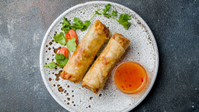 Gli involtini di lattuga con crema di cannellini e di patate con tofu, spinaci ed erbette sono due sfiziosi antipasti.