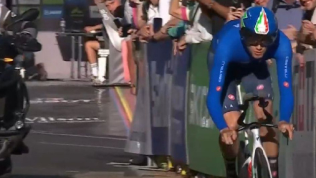 Filippo Ganna impegnato nella cronometro dei Mondiali di ciclismo.