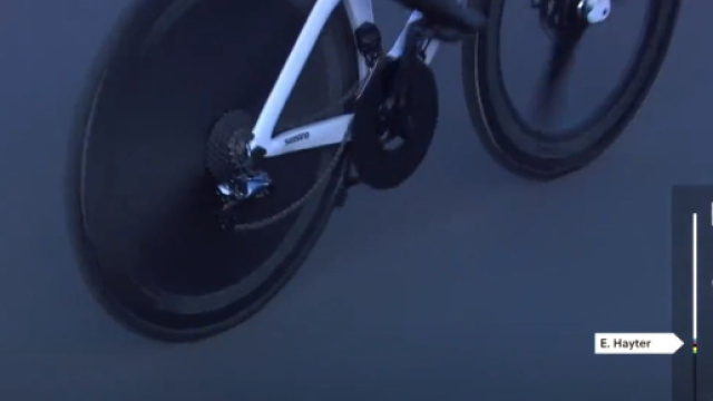 Ciclismo, Ethan Hayter costretto a cambiare bici durante la crono dei Mondiali.