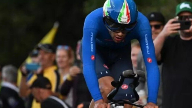 Filippo Ganna impegnato nella cronometro dei Mondiali di ciclismo.
