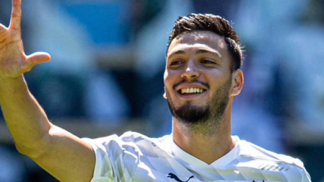In foto Ramy Bensebaini, difensore del Borussia M'gladbach.